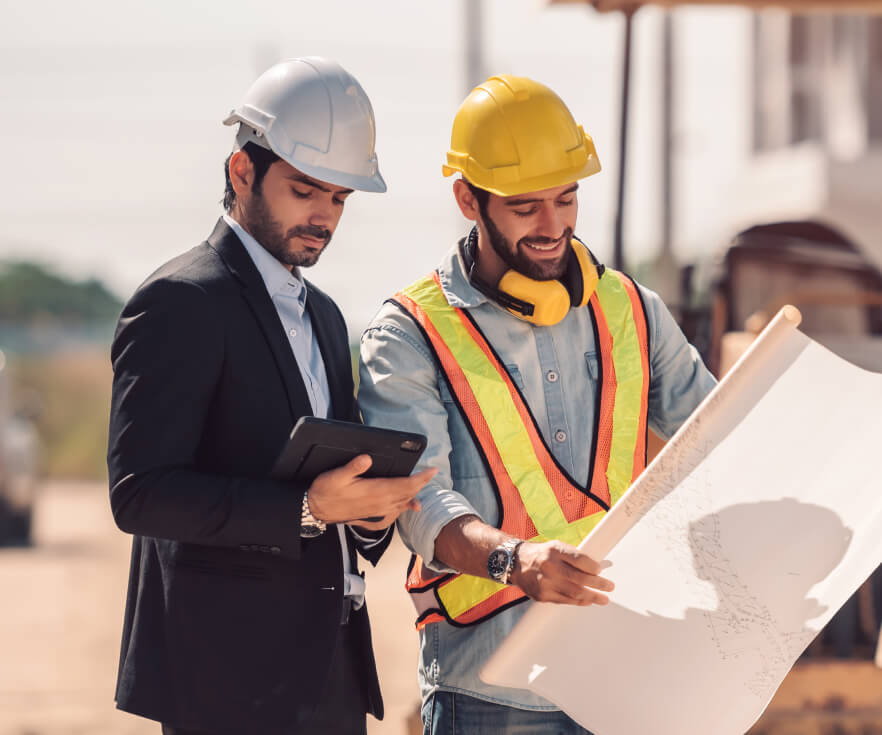 Expert en bâtiment lors d'une inspection technique