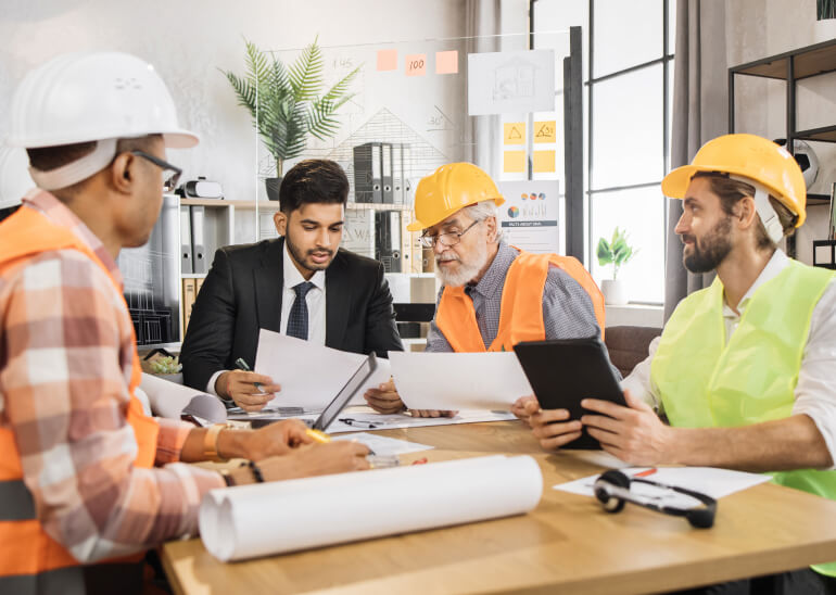Expert en bâtiment documentant des malfaçons